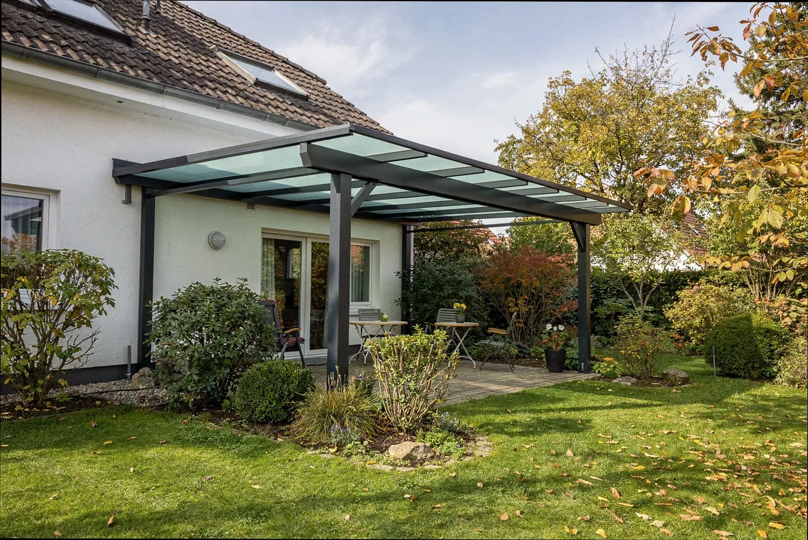 Hochwertige Terrassenüberdachung an einem Wohnhaus in Bremen